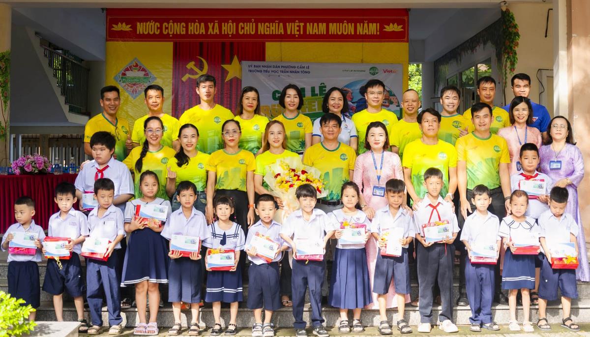 Tặng quà cho trẻ em có hoàn cảnh khó khăn tại Làng Hy vọng