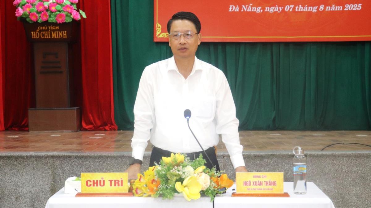 Phó Bí thư Thành ủy Ngô Xuân Thắng phát biểu chỉ đạo tại buổi làm việc với Ban Thường vụ Liên đoàn Lao động thành phố.