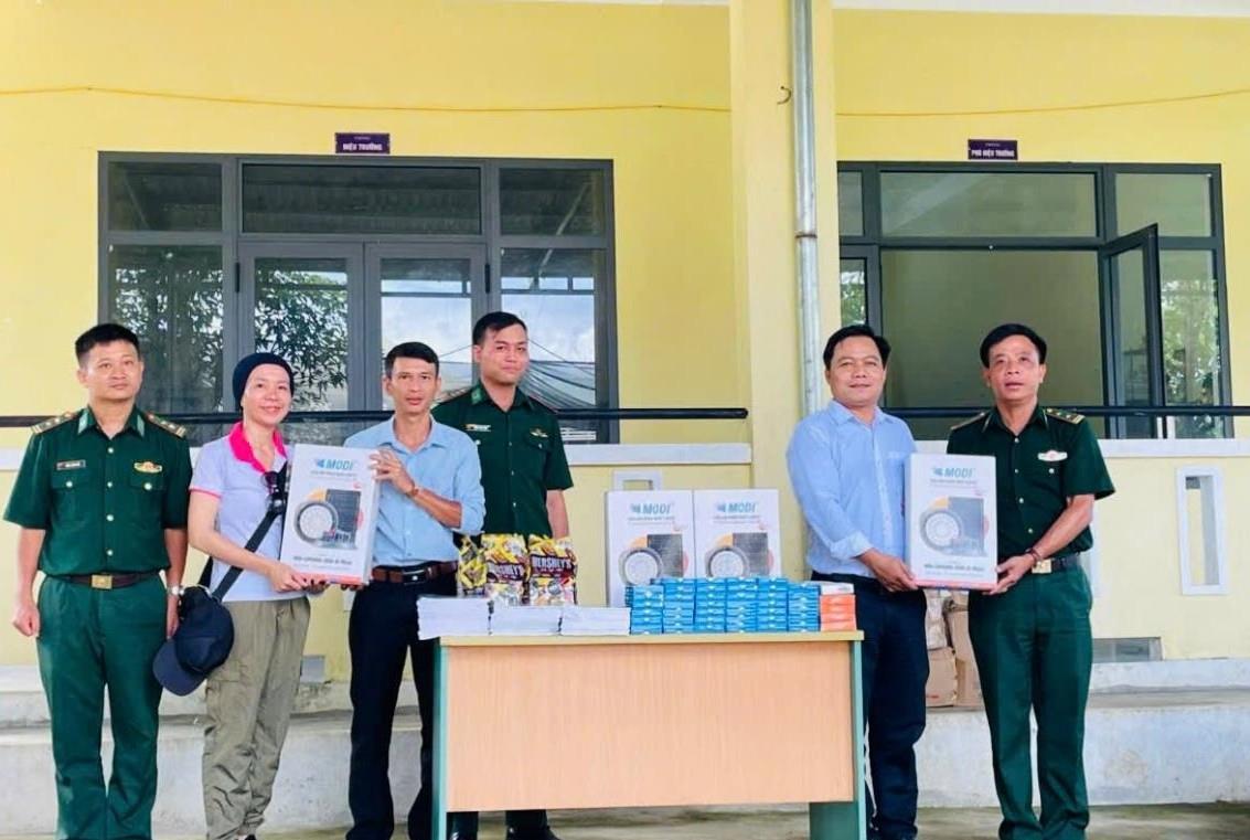 ĐBP Đắc Pring đón nhận những phần quà do Nhóm thiện nguyện “Hiểu và thương” trao tặng cho đồng bào Giẻ Triêng.