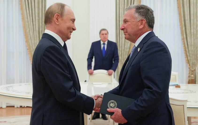 Tổng thống Nga Vladimir Putin (trái) tiếp đặc phái viên Mỹ Steve Witkoff tại Moscow ngày 6-8. Ảnh: Sputnik