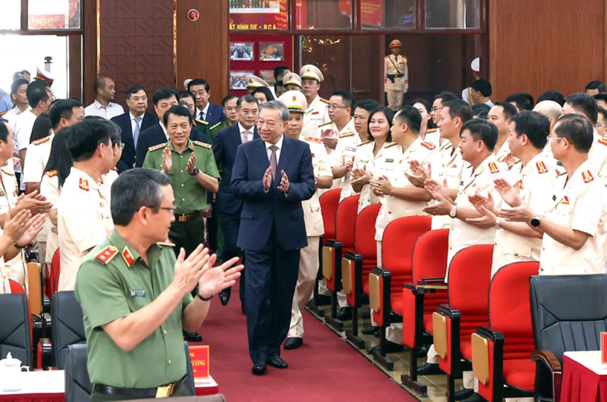 Trung tướng Trần Ngọc Hà, Cục trưởng Cục Cảnh sát Hình sự cùng lãnh đạo đơn vị trân trọng kính tặng Tổng Bí thư Tô Lâm bức ảnh khi đồng chí Tổng Bí thư là Bộ trưởng Bộ Công an dự và chỉ đạo công tác với Cục Cảnh sát Hình sự.