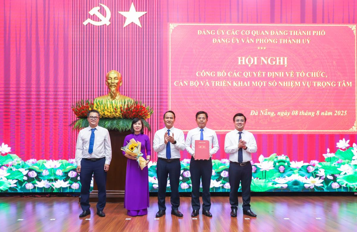 Đồng chí Phạm Trường Sơn (thứ 2, từ trái sang) - Phó Bí thư chuyên trách Đảng ủy Các cơ quan Đảng thành phố trao quyết định chỉ định Ủy ban Kiểm tra Đảng ủy Văn phòng Thành ủy nhiệm kỳ 2025 - 2030.