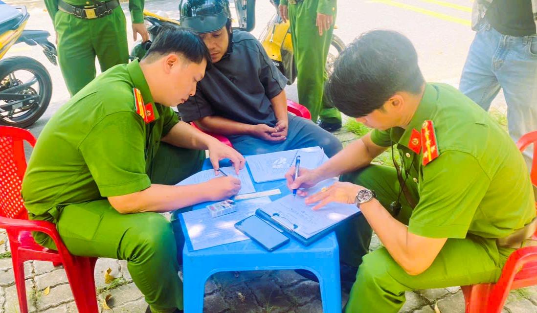 Công an phường Hòa Xuân lập biên bản bắt quả tang đối tượng tàng trữ trái phép các chất ma túy.