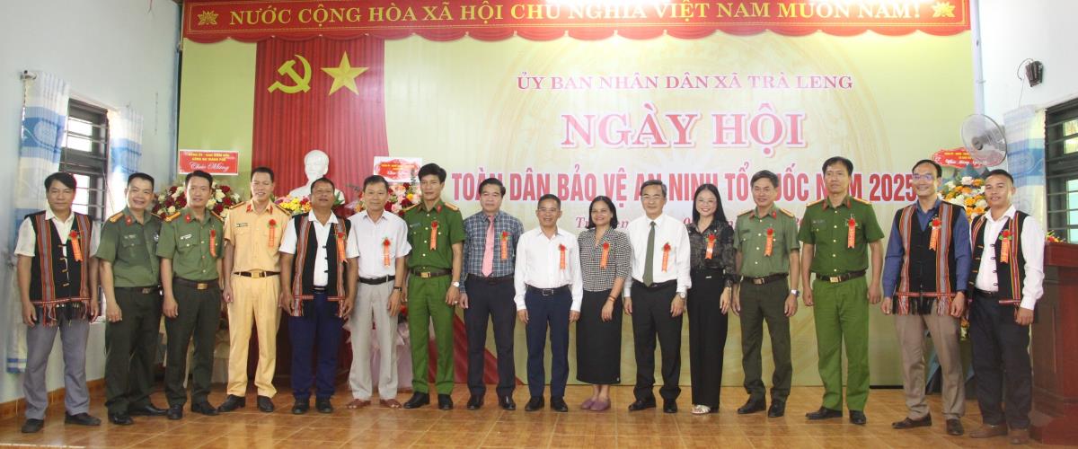 Đại tá Nguyễn Thành Long trao Giấy khen cho các tập thể, cá nhân xã Thạnh Mỹ có thành tích xuất sắc trong Phong trào Toàn dân BVANTQ.