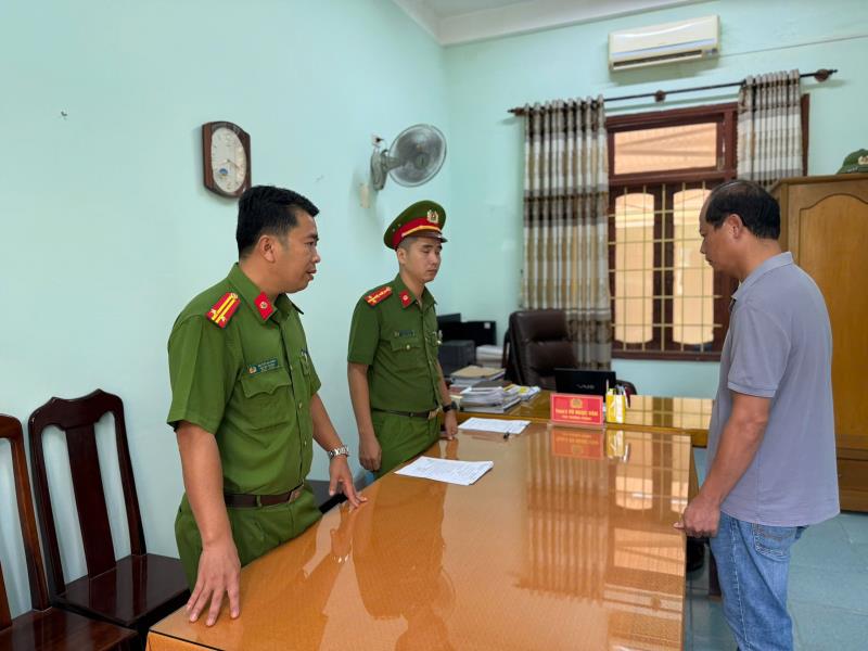Cơ quan CSĐT Công an tỉnh Quảng Ngãi công bố quyết định khởi tố bị can đối với Trần Văn Hiền.