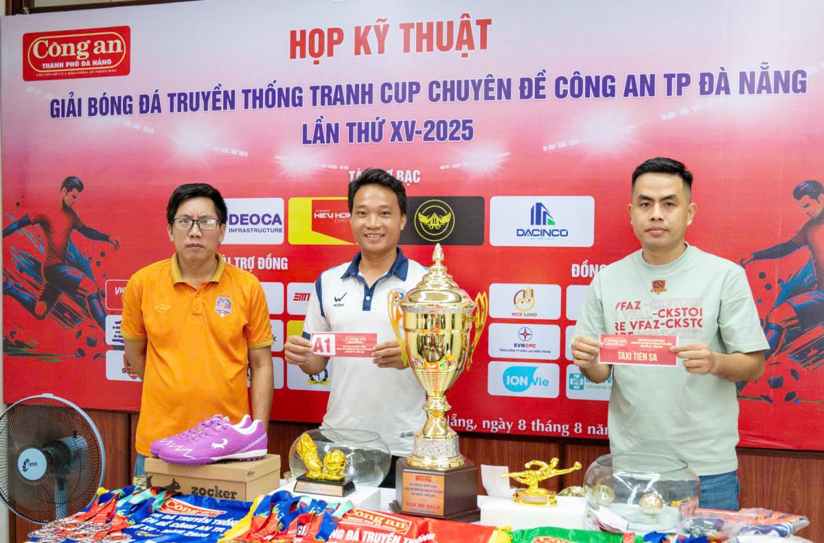 Các đội bóng và Ban Tổ chức chụp ảnh lưu niệm