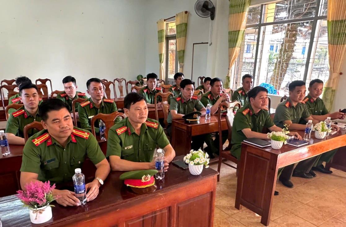 Đại diện các Tổ nghiệp vụ ký cam kết thực hiện hiệu quả phong trào thi đua