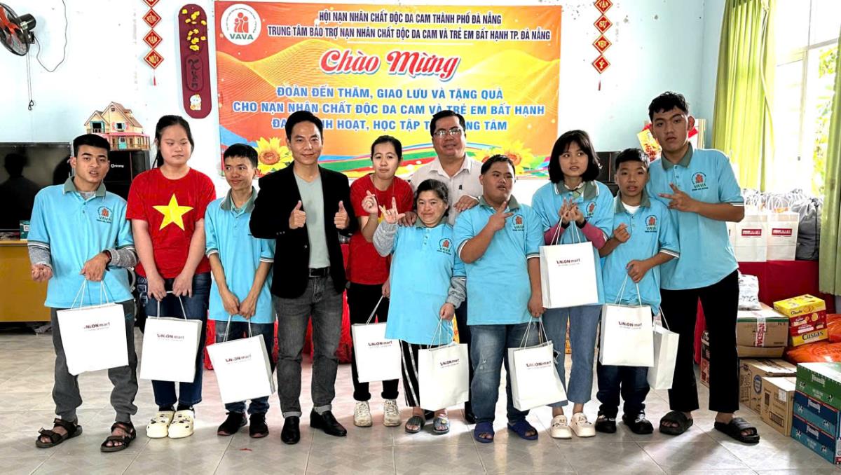Ông Nguyễn Văn An - Chủ tịch Hội Nạn nhân chất độc da cam/dioxin TP Đà Nẵng tặng quà cho Anh Nguyễn Tấn Thanh, phường Hòa Khánh, Đà Nẵng.