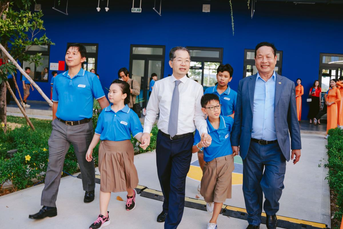 Lãnh đạo các địa phương cùng đại biểu và các em học sinh phóng máy bay giấy gửi gắm những ước mơ và khát vọng về một tương lai tươi sáng, rộng mở ở phía trước.