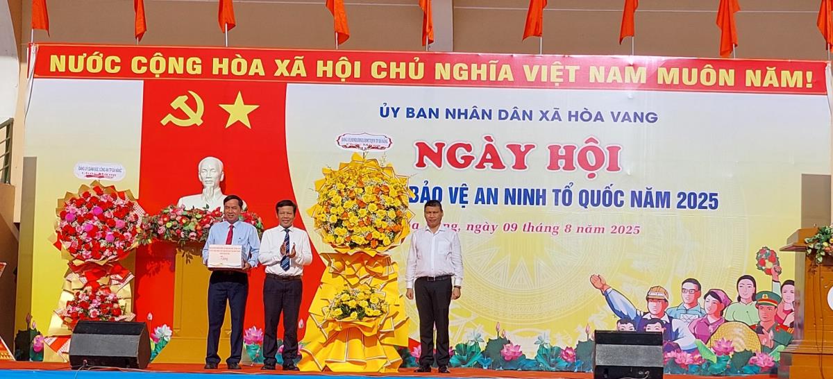 Thay mặt Đảng ủy, Ban Giám đốc Công an thành phố, Trung tá Nguyễn Kim Trung trao Giấy khen cho UBMTTQ Việt Nam xã Hòa Vang và ông Ngô Văn Nhân-Phó Chánh Văn phòng Đảng ủy xã Hòa Vang