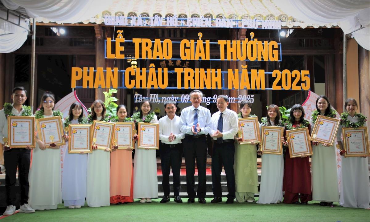 Ông Lê Hồng Cương (ngoài cùng bên phải) trao kinh phí cho Quỹ khuyến học Phan Châu Trinh năm 2025.