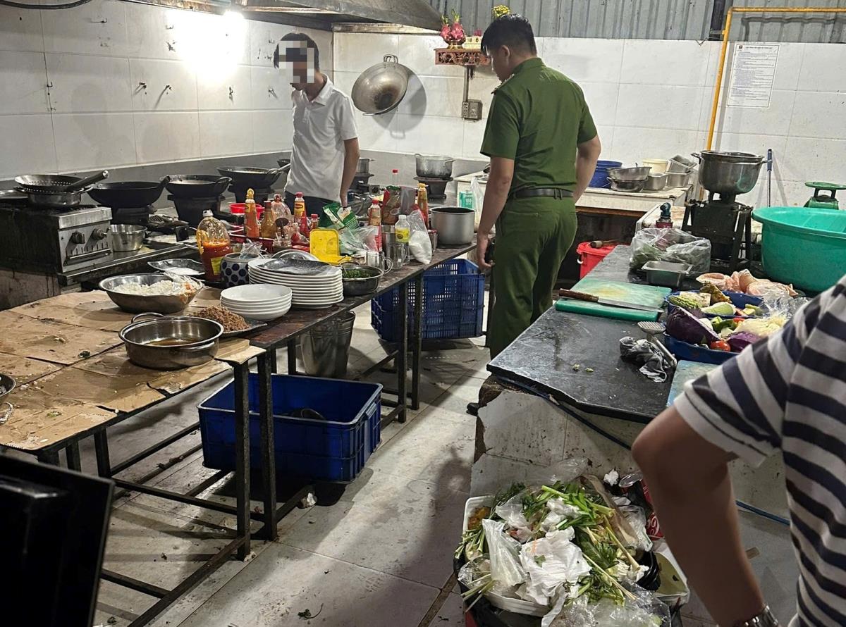 Công an phường kiểm tra, phát hiện khu vực bếp của một quán ăn có vi phạm.
