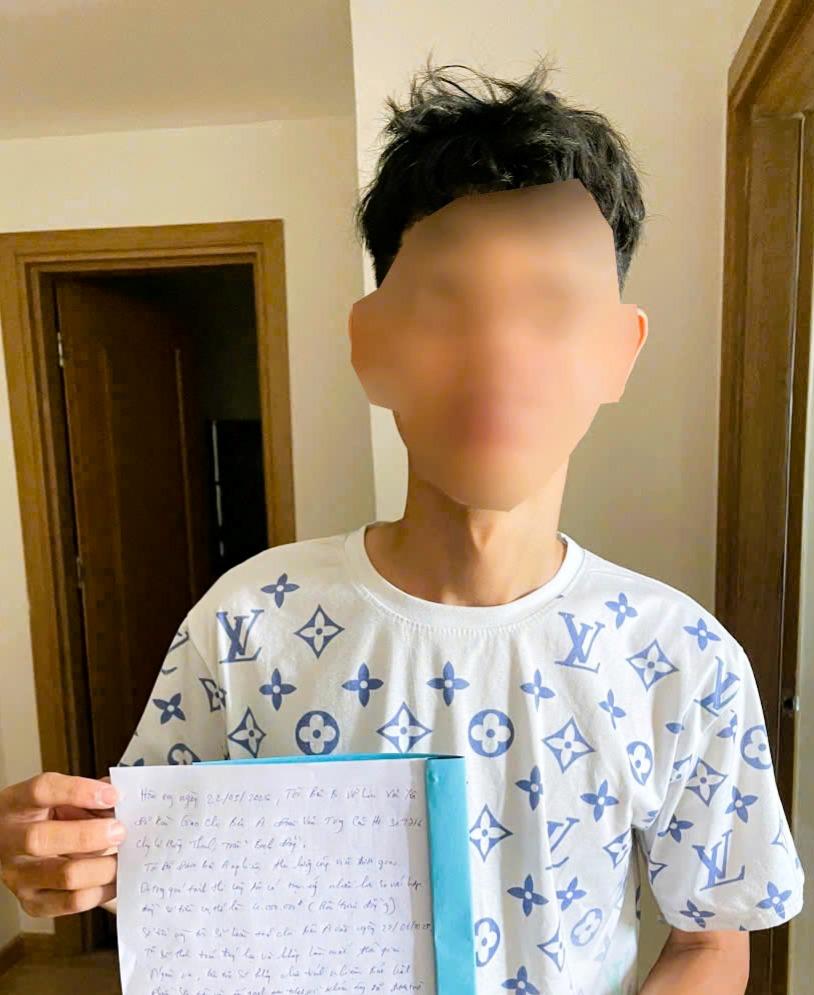 Đối tượng Võ Lưu V.Y. cùng giấy nhận tiền cọc của anh N.H. và bản hợp đồng ký với chị Trần Thị D.T.