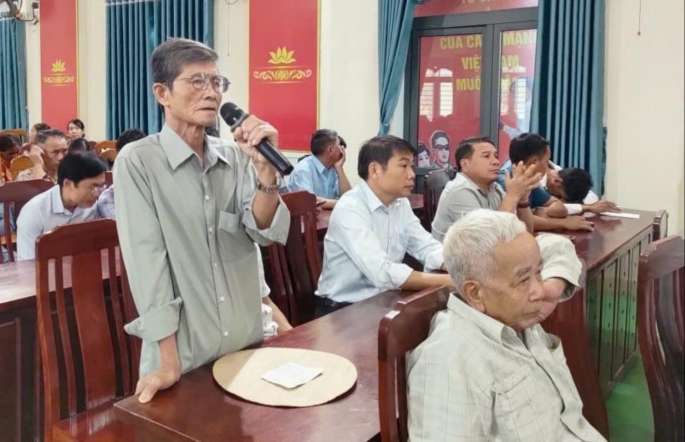 Đoàn công tác xã Phước Trà khảo sát thực địa tuyến đường.