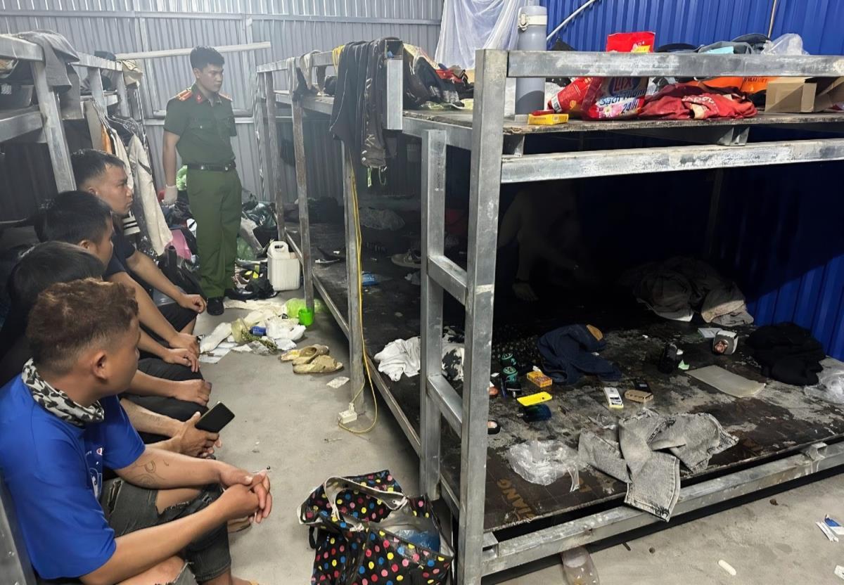 Lực lượng chức năng tiến hành khám xét nơi ở của công nhân.