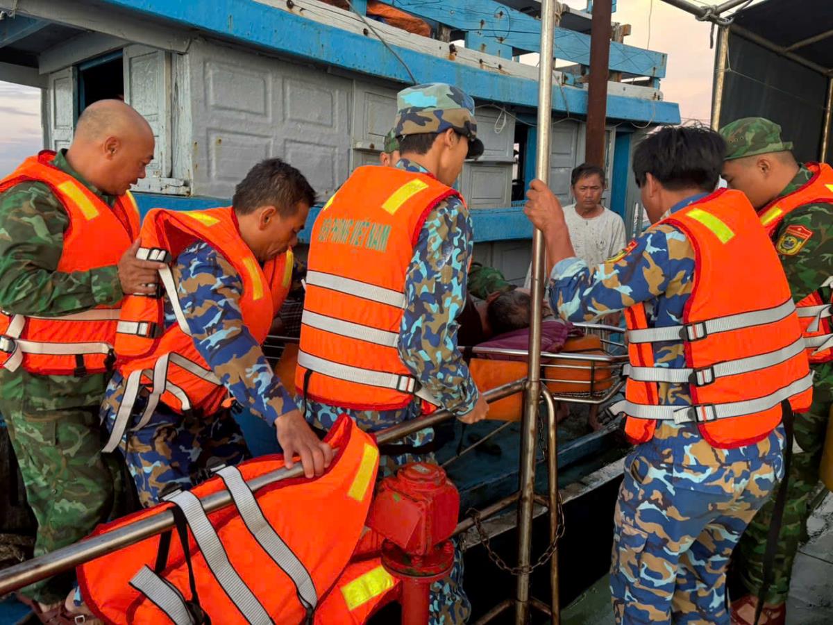 Nạn nân được đưa vào bờ, sau đó đưa vào bệnh viện