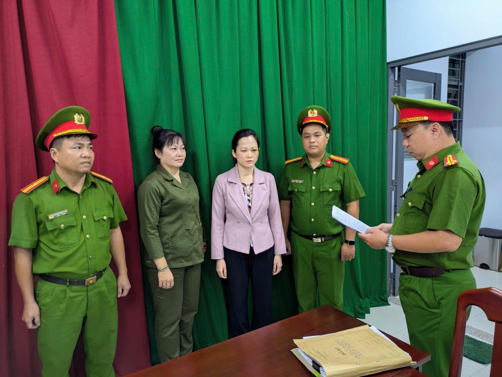 Sự việc chủ phòng khám nha khoa Tuyết Chinh hành hung khách hàng, được chia sẻ lên mạng xã hội khiến nhiều người bức xúc. Ảnh: Cắt từ clip