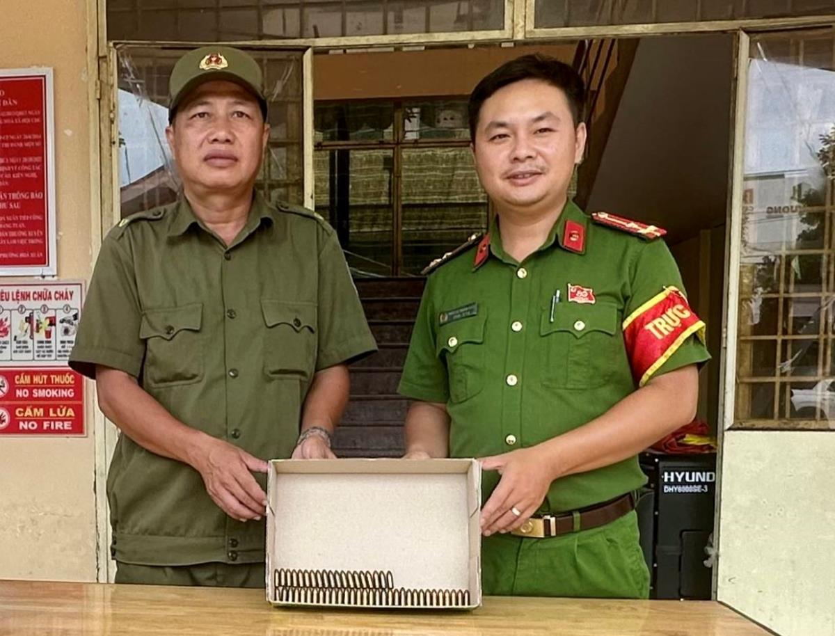 Qua vận động, người dân tự giác giao nộp các loại vũ khí, vật liệu nổ