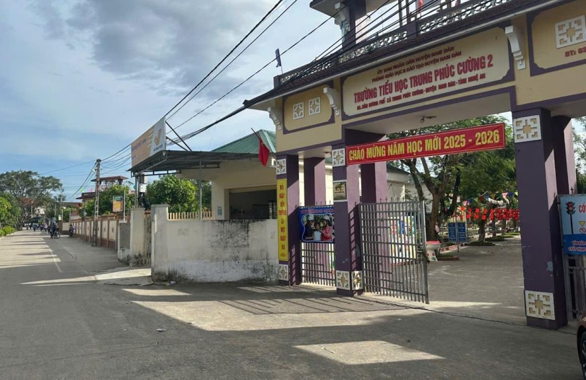 Nhiều phụ huynh tập trung ở cổng trường điểm lẻ để phản đối vụ việc.