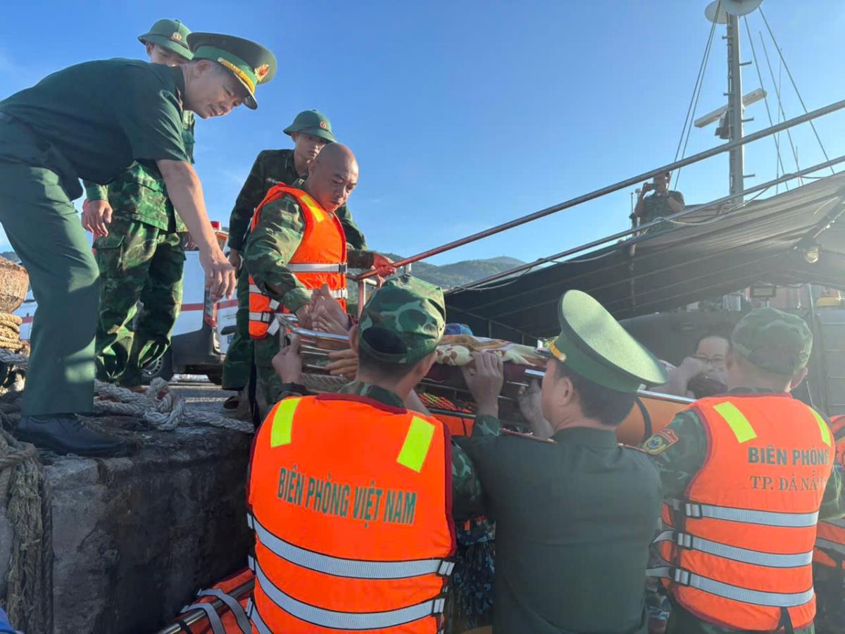 Ngư dân gặp nạn trên biển được đưa vào bờ, chuyển đến Bệnh viện Đa khoa Đà Nẵng cấp cứu.