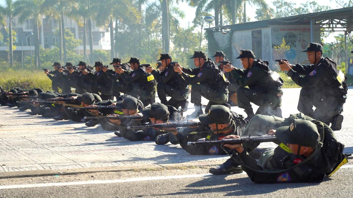 Lực lượng Cảnh sát cơ động tham gia buổi diễn tập xử lý tình huống giả định.