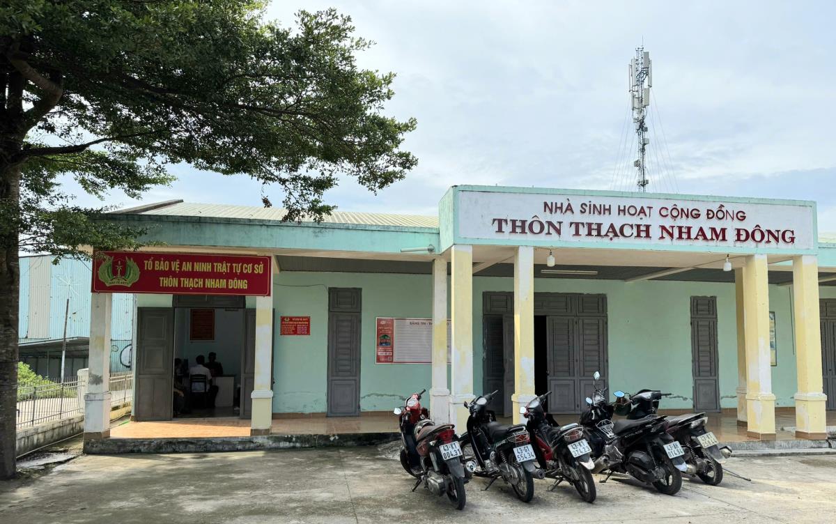 Người dân đến để được Cảnh sát khu vực hướng dẫn giải quyết các thủ tục hành chính tại thôn Thạch Nham Đông, xã Bà Nà.