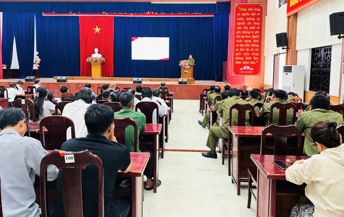 Cán bộ Cảnh sát PCCC Công an TPĐà Nẵng hướng dẫn người dân kích hoạt phần mềm cơ sở dự liệu quốc gia về PCCC