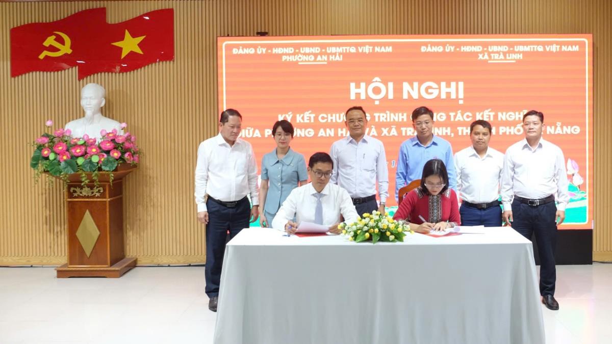 Lãnh đạo phường An Hải và xã Trà Linh ký kết biên bản hợp tác.