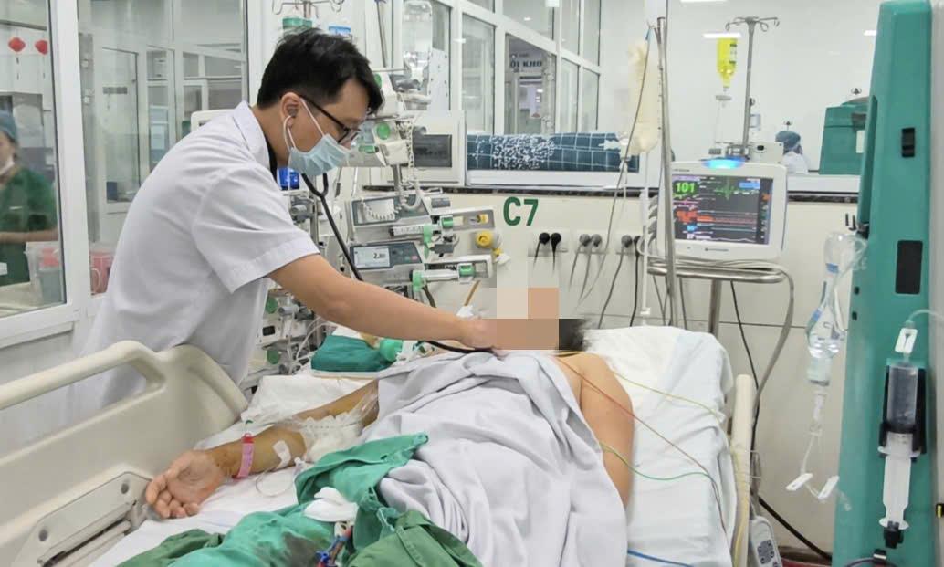 Bệnh nhân SXH nguy kịch điều trị tại Bệnh viện Bệnh nhiệt đới Trung ương.