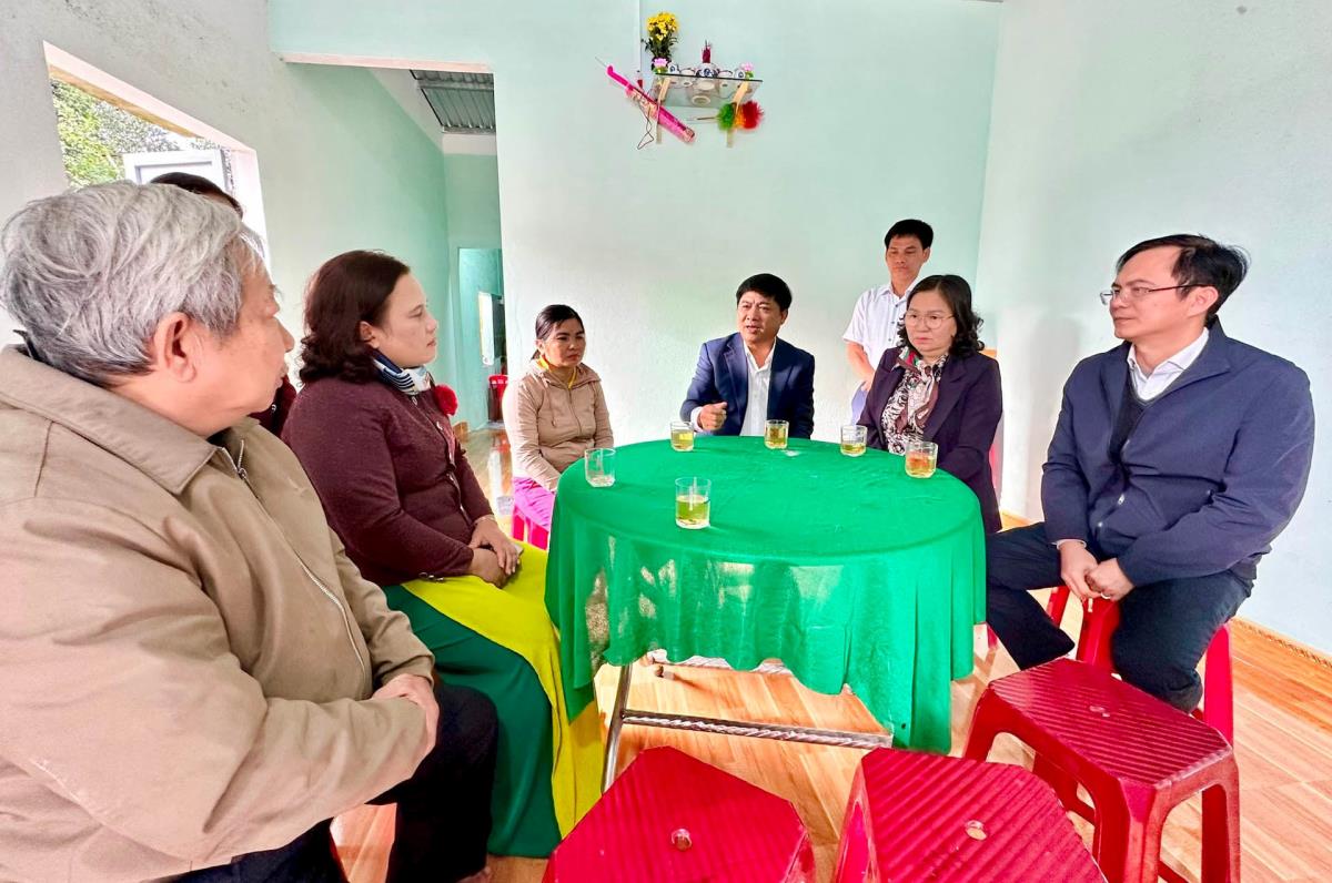 Đồng chí Lương Nguyễn Minh Triết thăm hỏi hộ gia đình vừa được hỗ trợ xóa nhà tạm.
