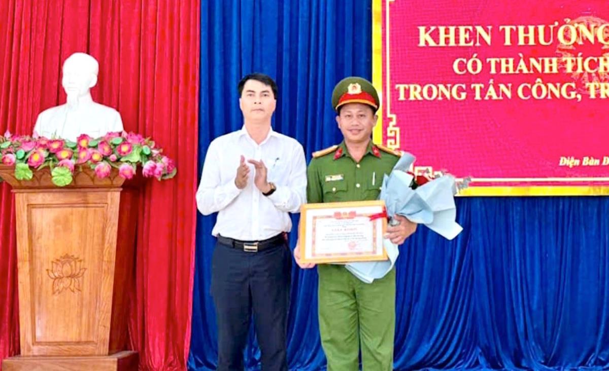 Nguyễn Thanh Bình, Lê Thị Hoa và tang vật vụ án.