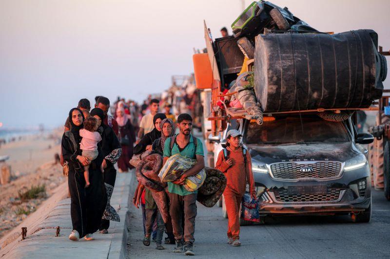 Người dân Palestine từ thành phố Gaza di tản về phía nam dọc theo một con đường ven biển ở Nuseirat, miền trung Dải Gaza hôm 13-9. Ảnh: AFP