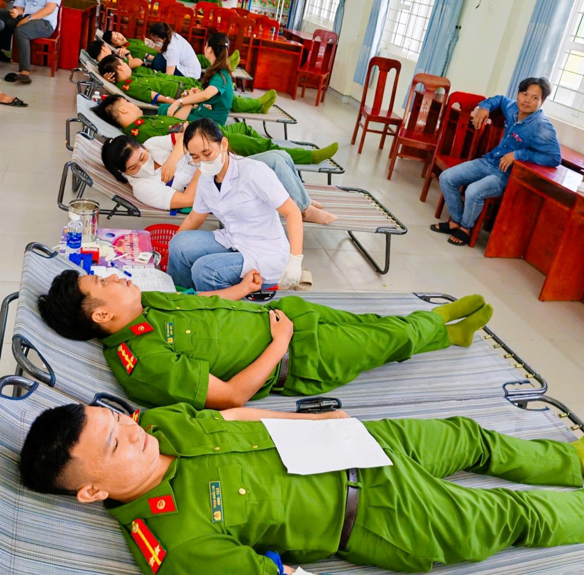 CBCS Công an xã Vu Gia tích cực tham gia hiến máu nhân đạo.