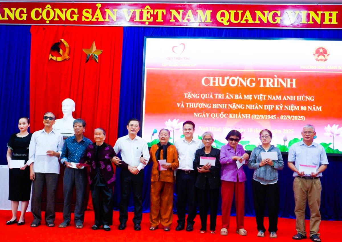 Đại diện Quỹ Thiện Tâm, UBND phường Ngũ Hành Sơn tặng quà cho các Mẹ VNAH và thương binh nặng tại phường Ngũ Hành Sơn.