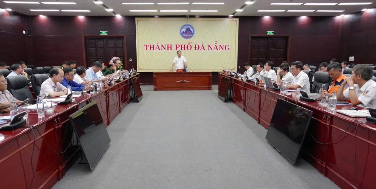 Đại tá Trần Hữu Ích - Chỉ huy trưởng Bộ CHQS thành phố tham gia góp ý kiến tại hội nghị.