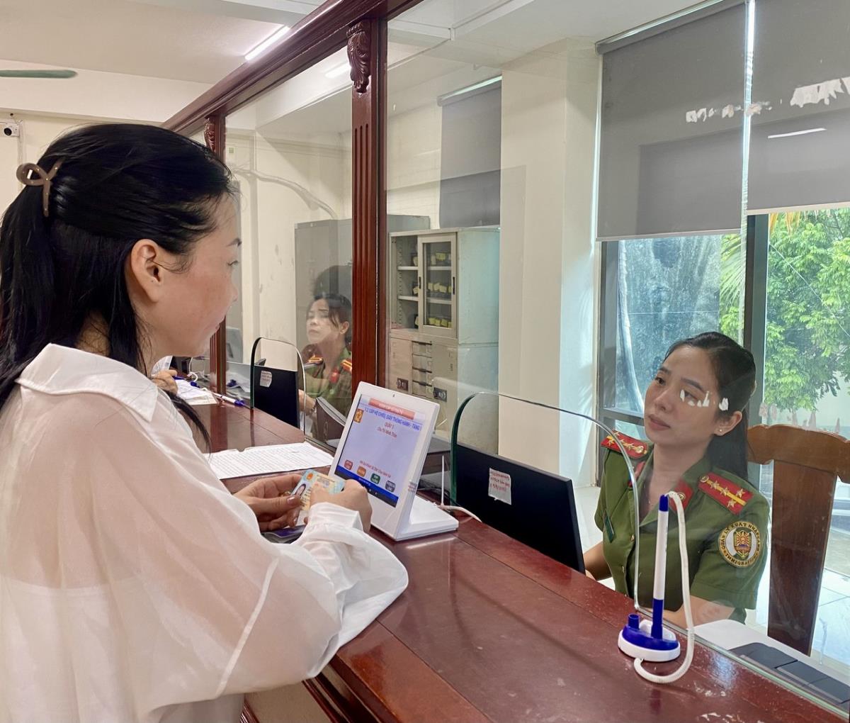 Cán bộ Quản lý xuất nhập cảnh hướng dẫn, hỗ trợ người dân làm thủ tục cấp hộ chiếu phổ thông.