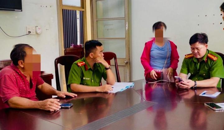 Lãnh đạo Công an phường Tân An trao đổi với gia đình nam sinh viên bị “bắc cóc online” về thủ đoạn của các đối tượng lừa đảo.