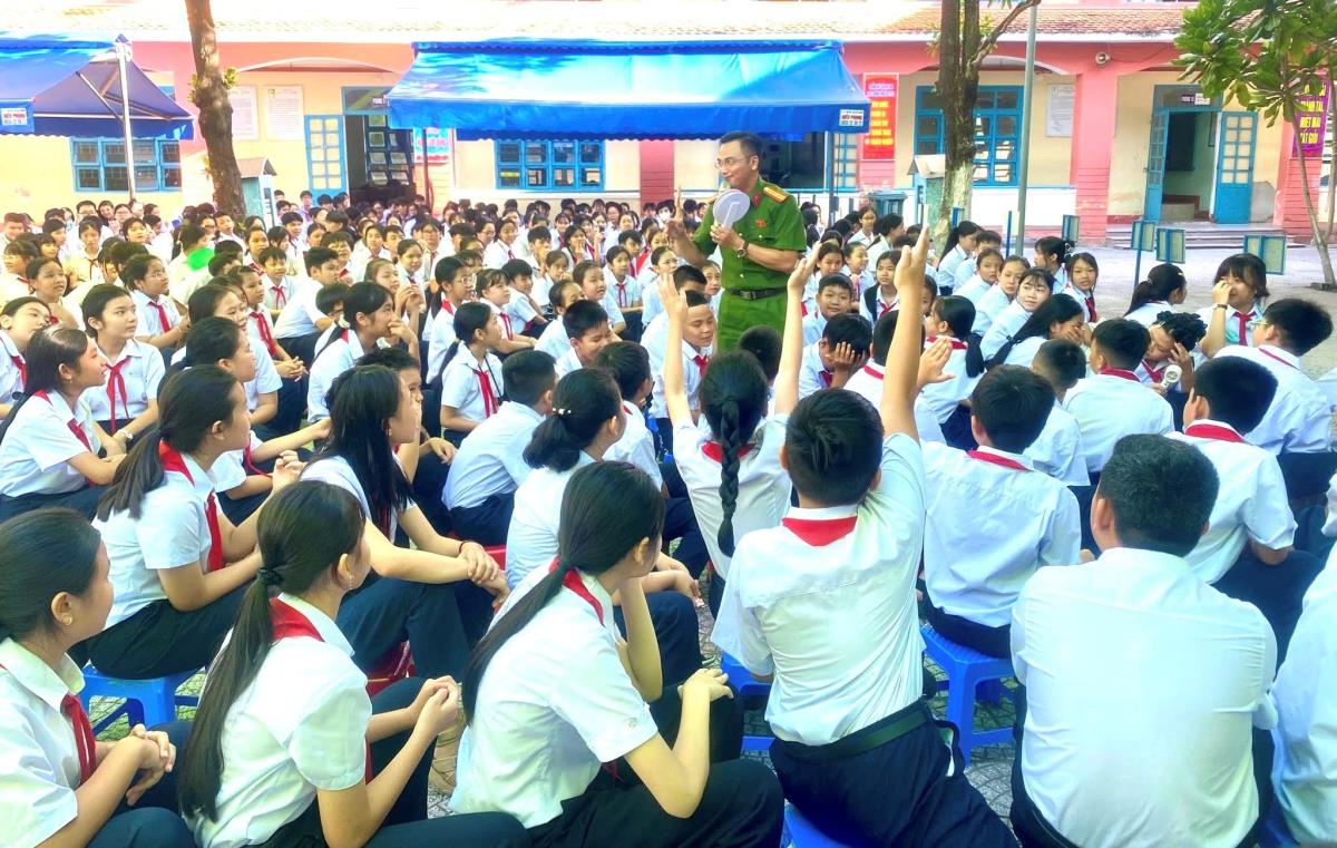 Học sinh Trường THCS Nguyễn Lương Bằng và Phạm Ngọc Thạch được trang bị kiến thức pháp luật và kỹ năng phòng chống tội phạm, tệ nạn xã hội.