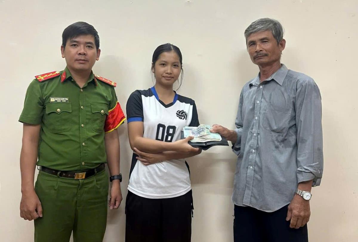 Em Quỳnh trao trả chiếc ví nhặt được cho ông Phùng.