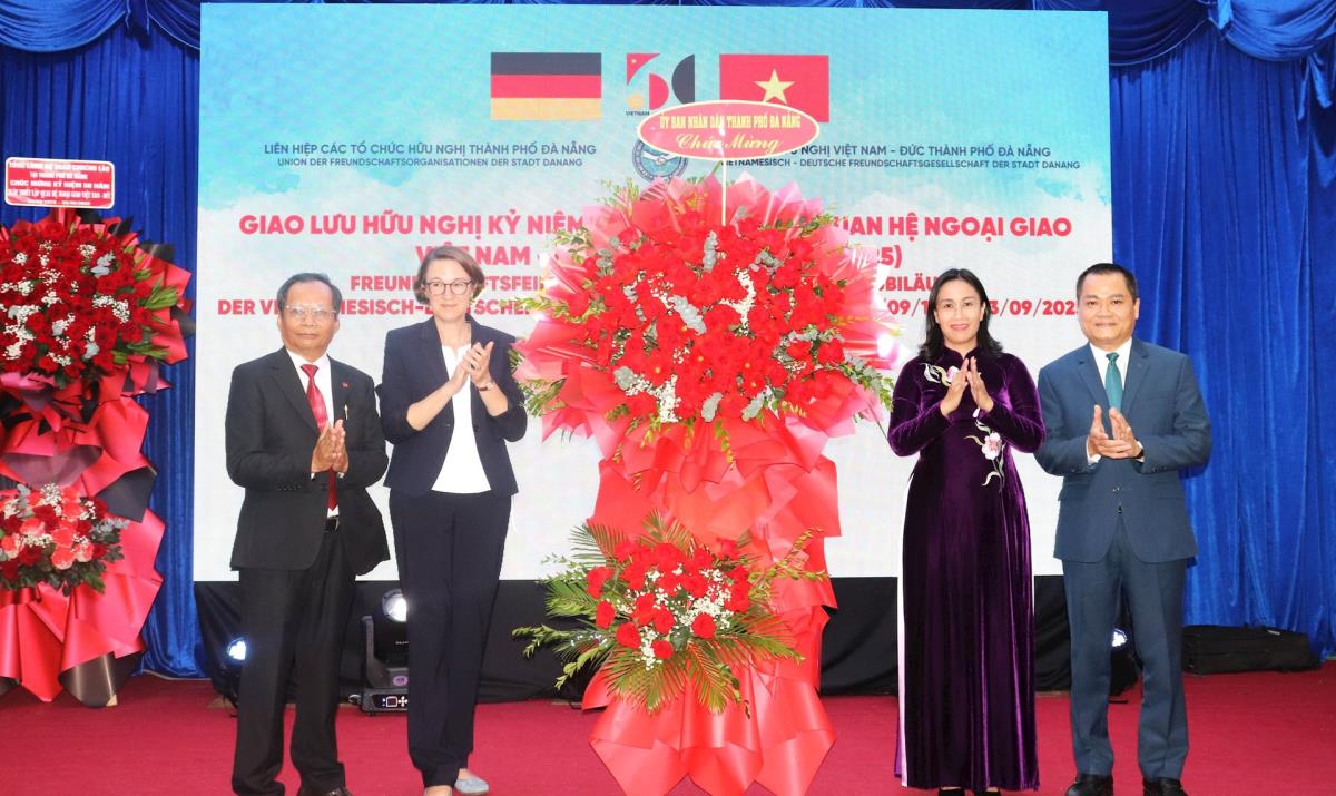 Đại biểu tham dự tọa đàm "Việt Nam - Đức: 50 năm hợp tác hữu nghị và những cơ hội mới trong giao lưu nhân dân, kinh tế và văn hóa".