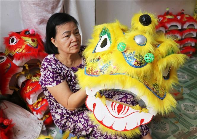 Mặt ông Địa do anh Trương Như Rem làm thủ công.