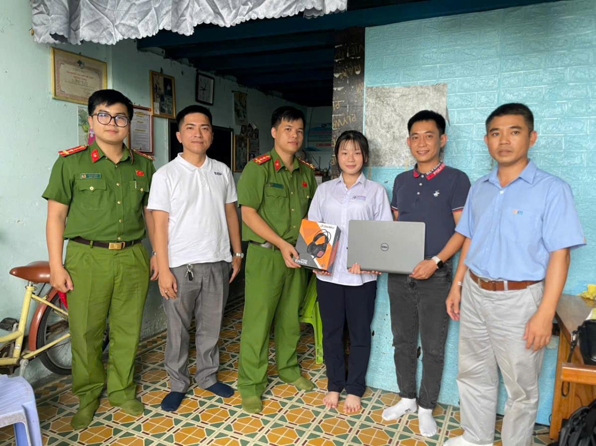 Chi Đoàn Phòng Kỹ thuật hình sự cùng Mạnh Thường Quân trao tặng laptop cho em Phương.