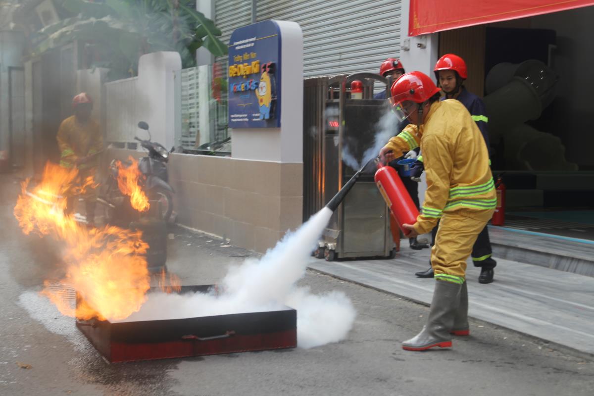 Lực lượng chữa cháy phối hợp dập tắt đám cháy