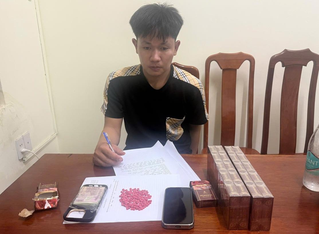 Hai đối tượng Huy và Hưng bị lực lượng BĐBP bắt giữ.