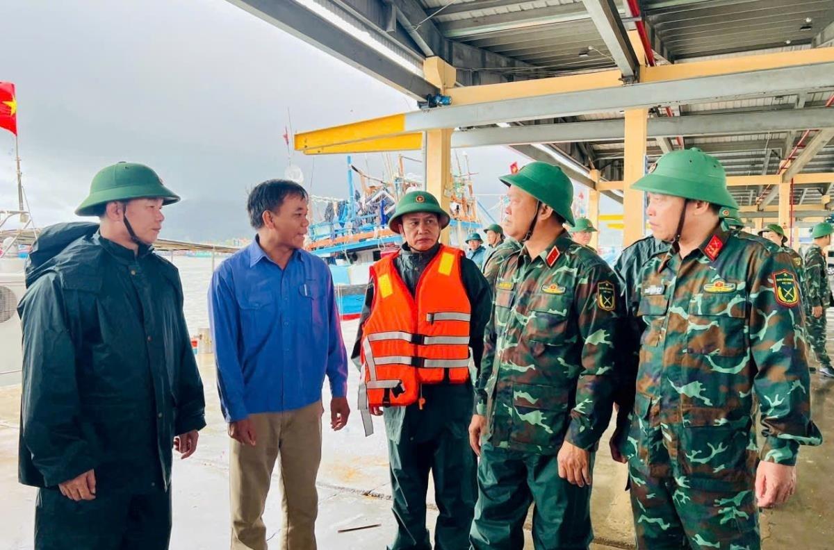 Đoàn công tác Quân khu V tra công tác phòng, chống bão số 10 tại Đà Nẵng