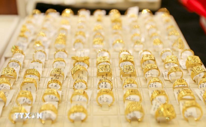 Vàng nhẫn tại cửa hàng vàng