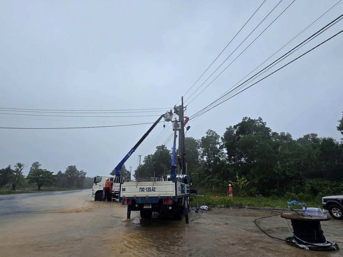 Công ty Điện lực Quảng Trị triển khai lực lượng xử lý sự cố cấp điện trở lại cho khách hàng sau bão