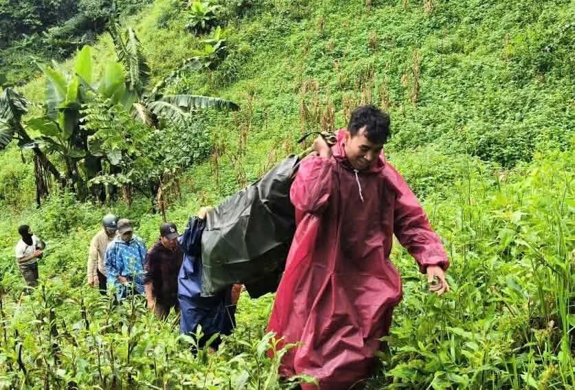 Lực lượng Công an, quân sự xã Hùng Sơn đưa bệnh nhân người Lào trở về quê trong mưa lũ
