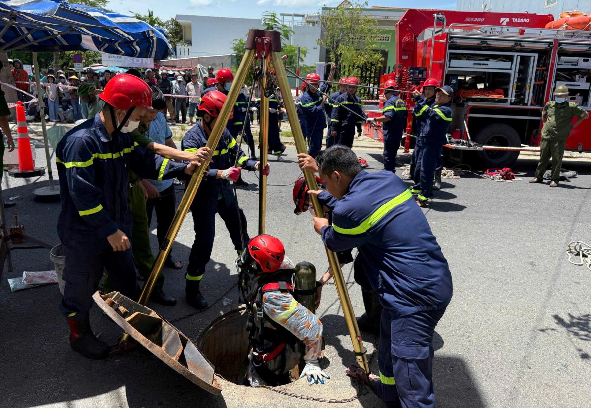 Đội Công tác chữa cháy và CNCH băng rừng, xuyên đêm đưa thi thể người bị nạn ở Khe Răm ra ngoài.
