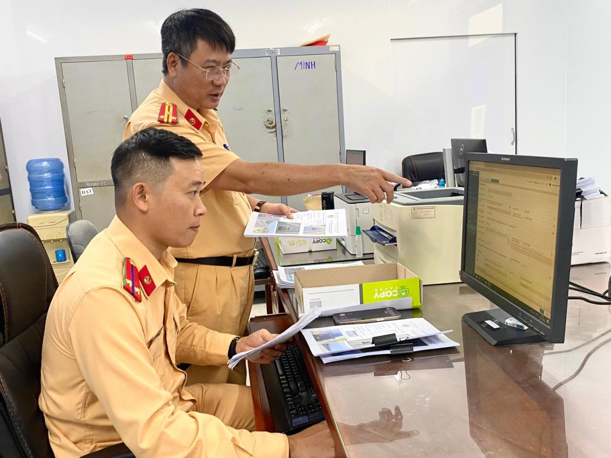 Cán bộ Cảnh sát giao thông Công an tỉnh Gia Lai trích xuất, đối chiếu hình ảnh, thông tin vi phạm của các phương tiện qua hệ thống camera giám sát.
